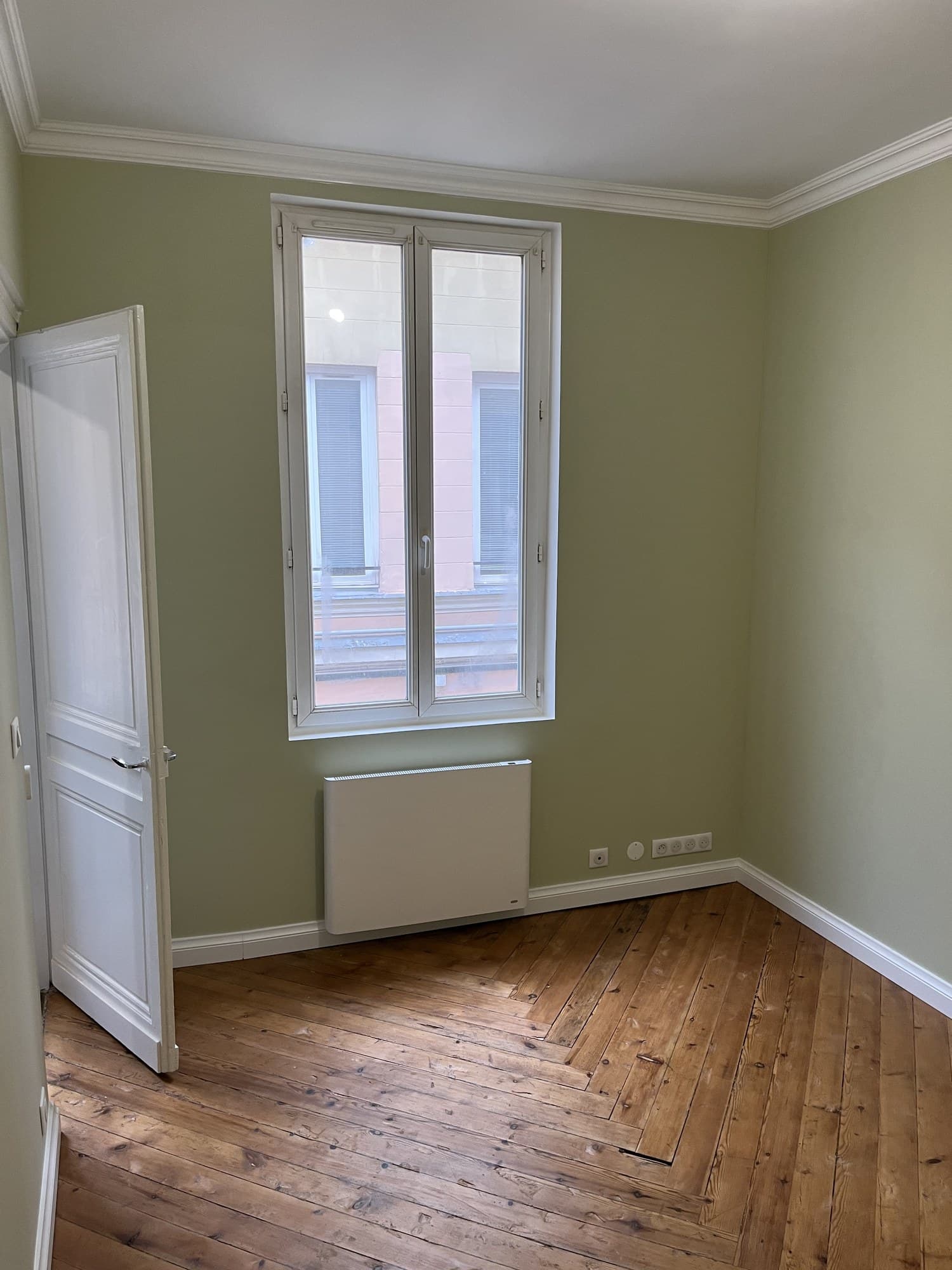 Seconde chambre : murs vert sauge, corniches, porte et plinthes en blanc satiné, parquet ancien conservé