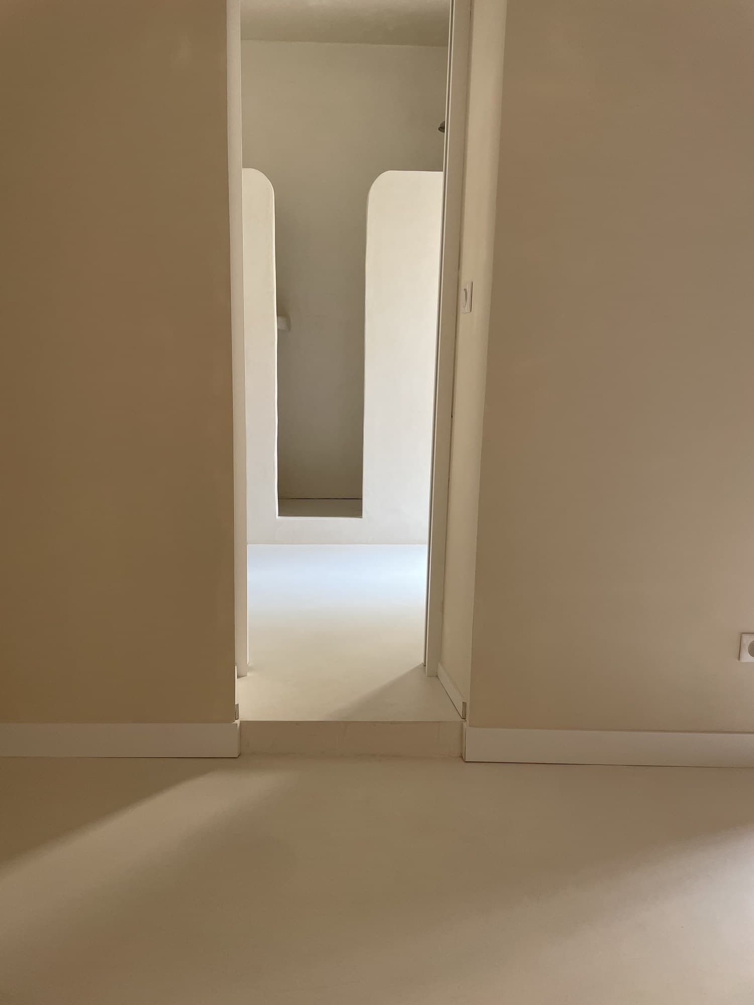 Enfilade de portes enduites, sans encadrement rapporté